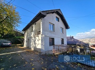 Registered house with a residential area of ​​approx. 210 m², comprising four residential units and a garage, situated in an attractive location on Garaplina Street in the Bistrik neighborhood, Stari Grad.