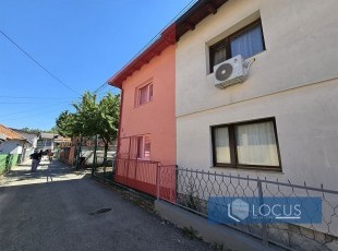 Registered duplex house, ready for immediate occupancy, featuring a yard and garage on a 346 m² plot in an accessible part of the Soukbunar neighborhood, Centar Municipality.
