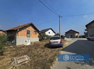 Useljiva kuća spratnosti P+1 na parceli površine 521m2 smještena na pristupačnoj lokaciji u ulici Krčevine, naselje Miševići, općina Hadžići