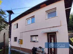 A 1/2 co-ownership share of a house and courtyard in an attractive location near the main thoroughfare in the Švrakino Selo neighborhood, Novi Grad.