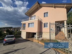 A well-built, registered house with a spacious, landscaped yard on a 1,120 m² plot, located in an accessible part of the Briješće neighborhood, Novi Grad.