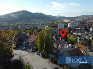 Kvalitetno građena kuća sa uređenim dvorištem, stambene površine cca. 350m2 na izuzetno atraktivnoj i pristupačnoj lokaciji u naselju Breka, Općina Centar