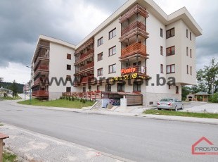 IZUZETNA PRILIKA! Namješten apartman sa lođom i spavaćom sobom u apartmanskom kompleksu novije gradnje. Otvoreni pogled na ski stazu, Bjelašnica