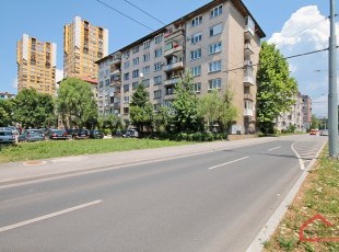 Prostran dvosoban stan sa lođom u zgradi sa liftom, neposredna blizina Shoping Centra “Grbavica”, naselje Grbavica