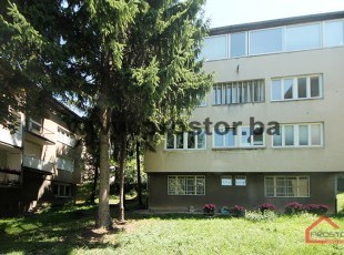 Trosoban stan izvrsnog rasporeda i trostrane orijentacije sa dva balkona i lođom u mirnom dijelu naselja Koševo, ulica Marcela Šnajdera