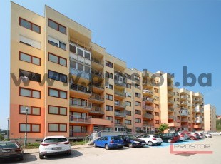 Četverosoban stan funkcionalnog rasporeda sa balkonom na prvom spratu zgrade novije gradnje sa liftom, Vogošća