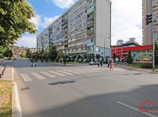 Prostran i funkcionalan trosoban stan sa balkonom u zgradi sa liftom, neposredna blizini Tržnog centra 